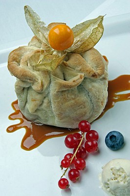Baked apple in puff pastry